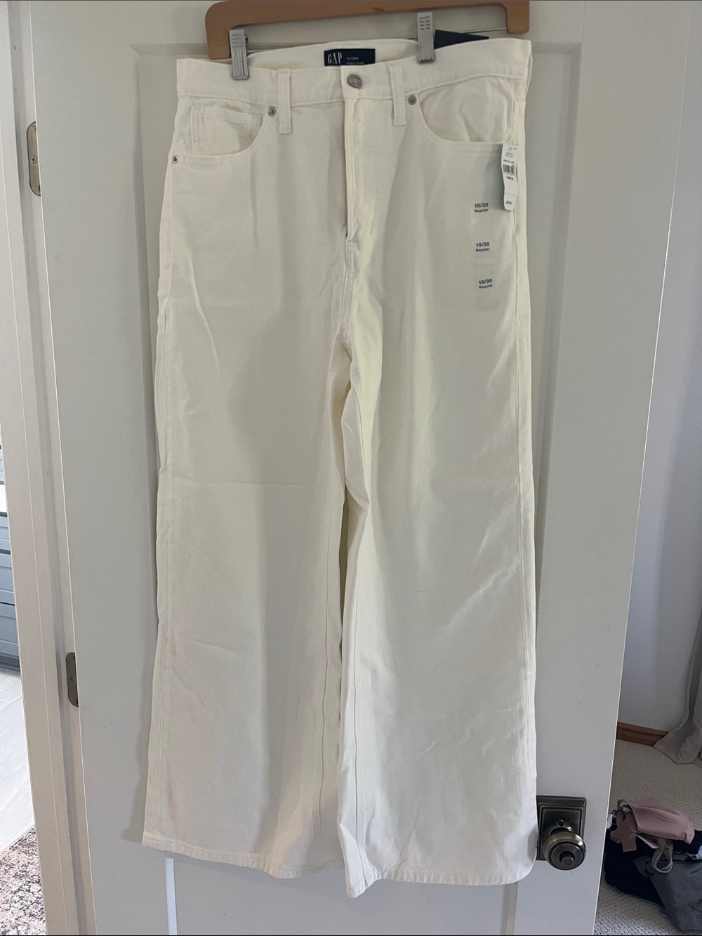 GAP Women’s Relaxed Wide-Leg Jeans in Off-White
